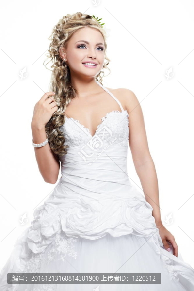 快樂微笑美麗的新娘金發(fā)女孩在白色婚紗與發(fā)型和明亮的化妝白色背景