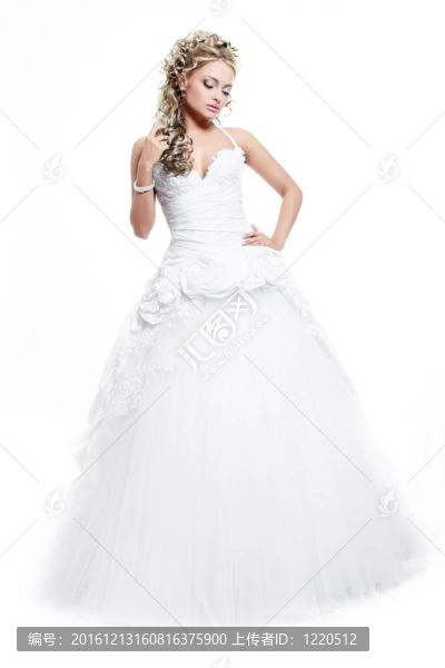 快樂微笑美麗的新娘金發(fā)女孩在白色婚紗與發(fā)型和明亮的化妝白色背景全長