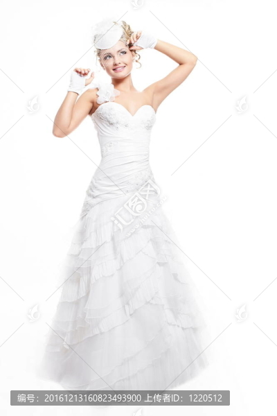 快樂微笑美麗的新娘金發(fā)女孩在白色婚紗與發(fā)型和明亮的化妝白色背景全長