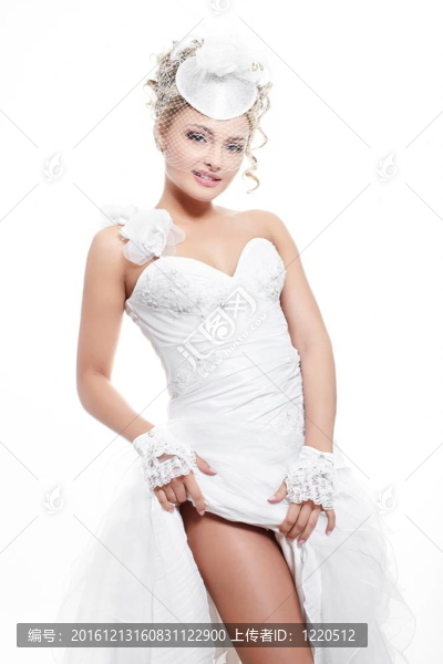 快樂(lè)微笑性感美麗的新娘金發(fā)女孩在白色婚紗與發(fā)型和明亮的化妝白色背景