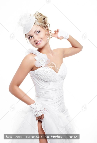 快樂(lè)微笑性感美麗的新娘金發(fā)女孩在白色婚紗與發(fā)型和明亮的化妝白色背景