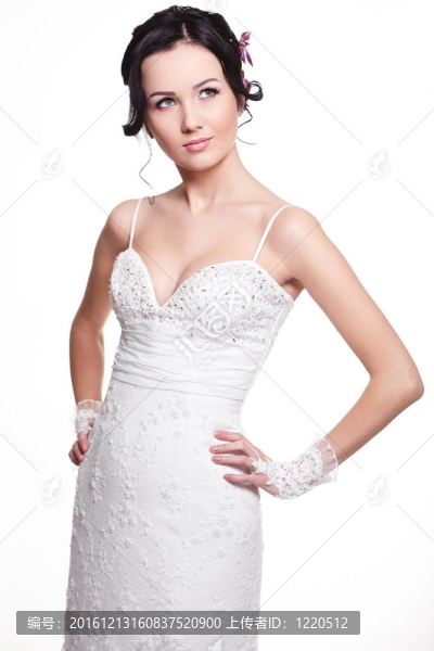 快樂性感美麗的新娘的黑發(fā)女孩在白色的婚紗在白色背景上的發(fā)型和亮妝