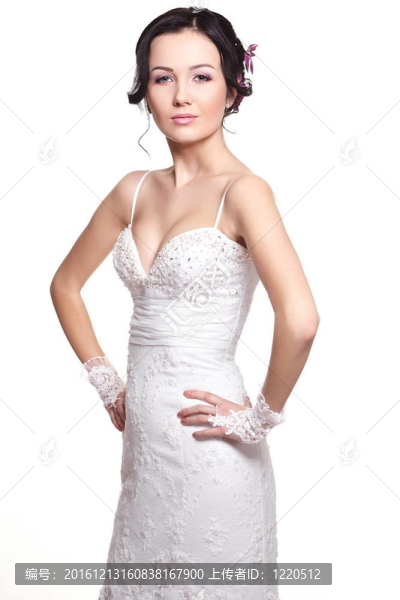 快樂性感美麗的新娘的黑發(fā)女孩在白色的婚紗在白色背景上的發(fā)型和亮妝