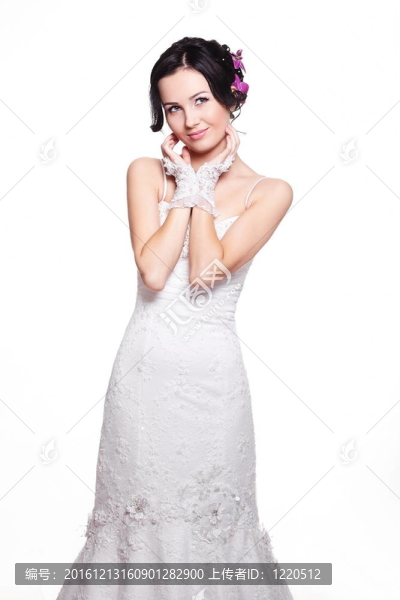 快樂性感美麗的新娘的黑發(fā)女孩在白色的婚紗在白色背景上的發(fā)型和亮妝
