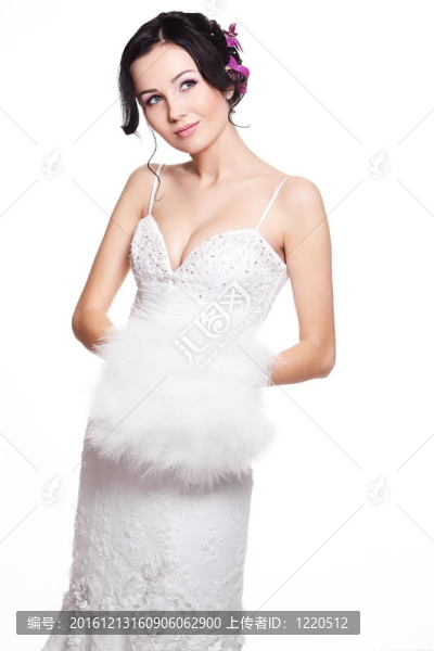 快樂性感美麗的新娘的黑發(fā)女孩在白色的婚紗在白色背景上的發(fā)型和亮妝