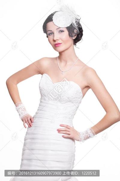 快樂性感美麗的新娘的黑發(fā)女孩在白色婚紗在復(fù)古風(fēng)格的白色背景和亮妝發(fā)型