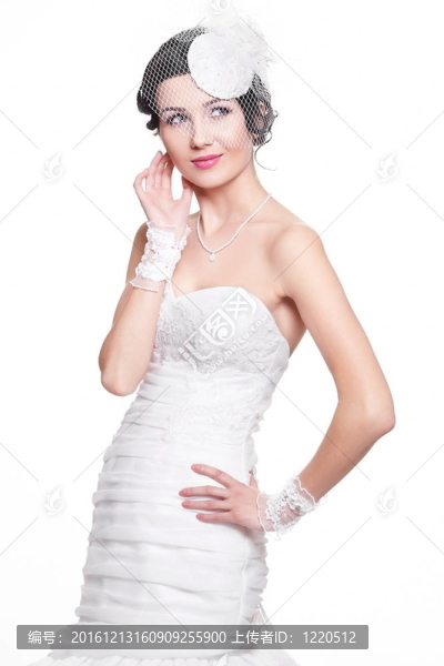 快樂性感美麗的新娘的黑發(fā)女孩在白色婚紗在復(fù)古風(fēng)格的白色背景和亮妝發(fā)型