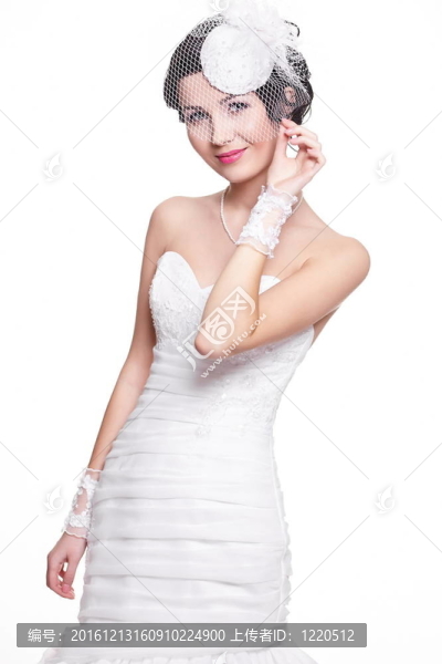 快樂性感美麗的新娘的黑發(fā)女孩在白色婚紗在復古風格的白色背景和亮妝發(fā)型