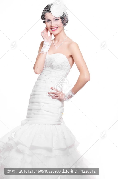 快樂性感美麗的新娘的黑發(fā)女孩在白色婚紗在復(fù)古風(fēng)格的白色背景和亮妝發(fā)型