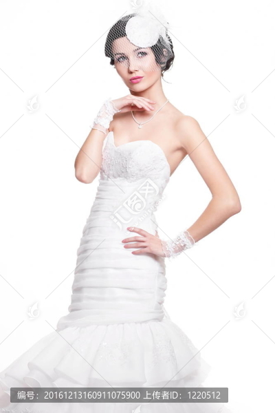 快樂性感美麗的新娘的黑發(fā)女孩在白色婚紗在復(fù)古風(fēng)格的白色背景和亮妝發(fā)型