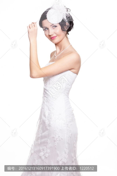快樂性感美麗的新娘的黑發(fā)女孩在白色婚紗在復(fù)古風(fēng)格的白色背景和亮妝發(fā)型