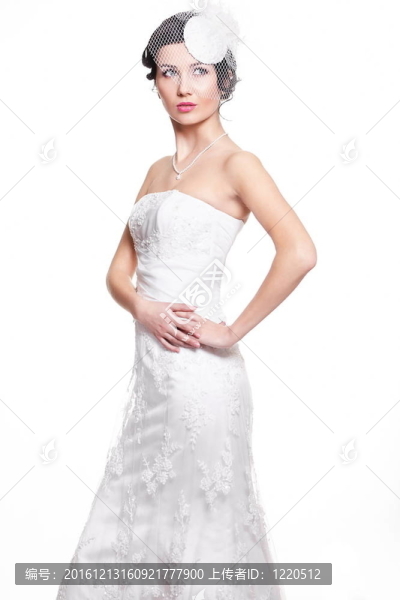 快樂性感美麗的新娘的黑發(fā)女孩在白色婚紗在復(fù)古風(fēng)格的白色背景和亮妝發(fā)型