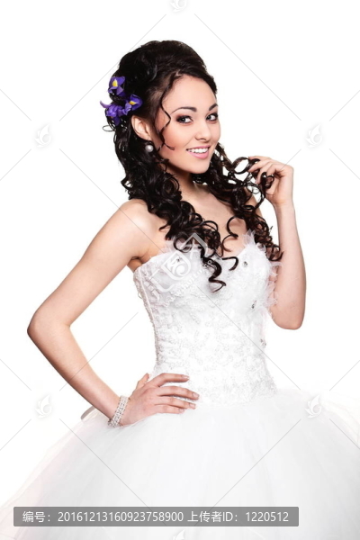 快樂性感美麗的新娘的黑發(fā)女孩在白色的婚紗在白色背景上的發(fā)型和亮妝