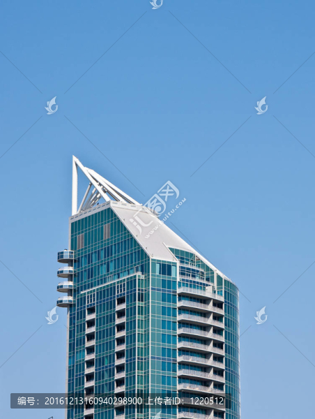 藍天上的藍綠色玻璃建筑