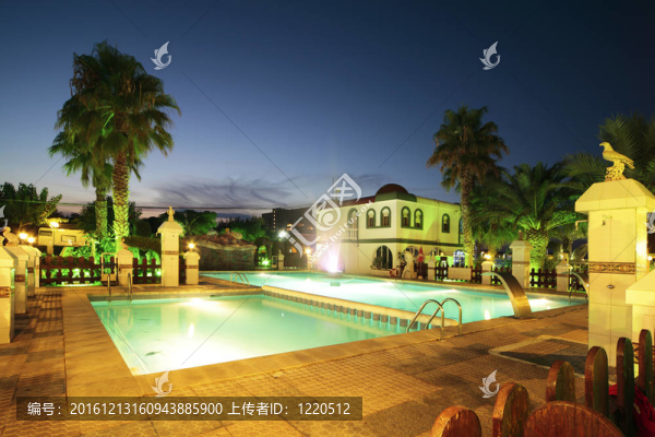 夜間游泳池