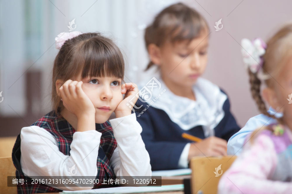 在教室的小女生。有趣的演講