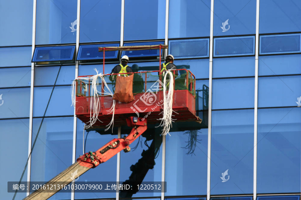 在纜車的建筑工人