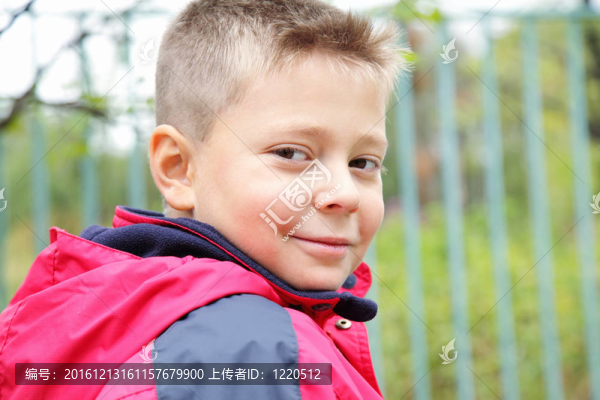可愛男孩回頭