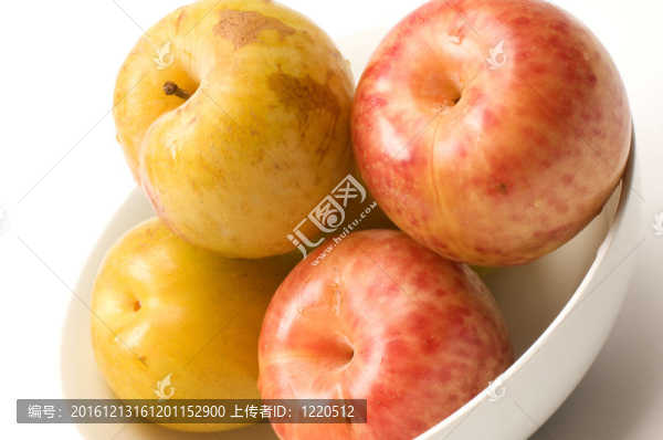 黃綠色的甜心和紅杏李果實