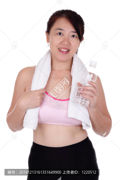 拿著一瓶水的女人