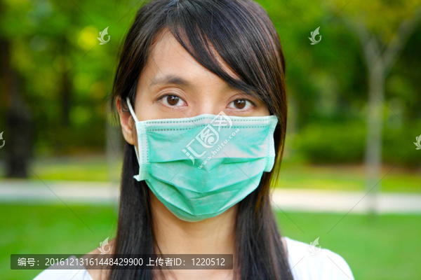 女人戴面罩戶外