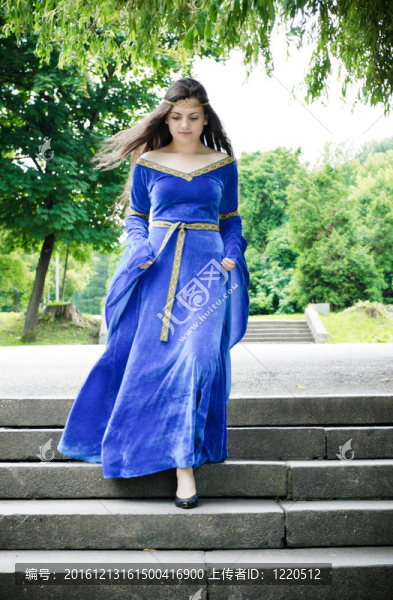 中世紀(jì)女人下樓梯