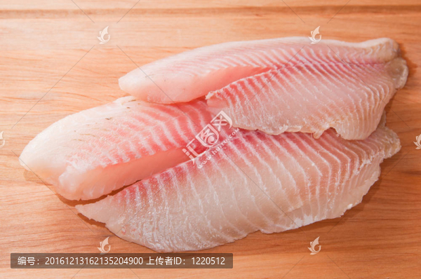 廚房板上的魚片