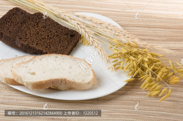 在盤子上切黑面包和白面包