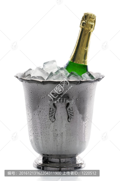 冰上香檳酒瓶