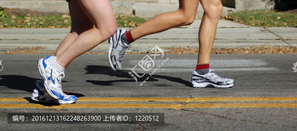 敲著路面