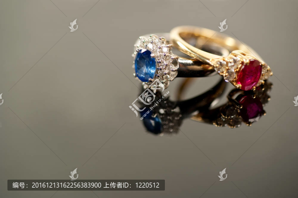 紅色和藍(lán)色藍(lán)寶石戒指鉆石設(shè)置