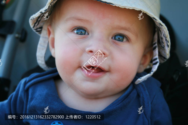 一個可愛的小男孩的特寫
