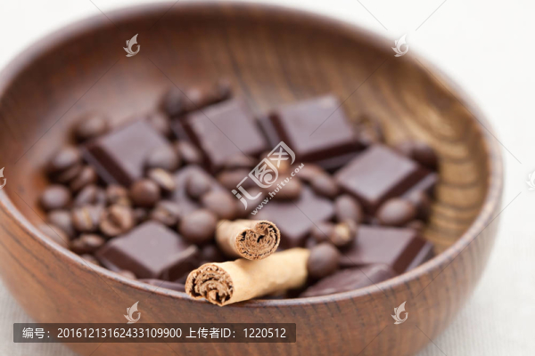 肉桂棒配巧克力和咖啡豆