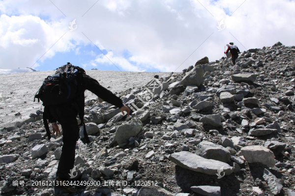 登山者在山上嗎？？？在徒步旅行背包