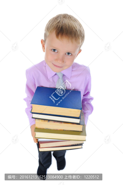 男孩手里拿著一摞書