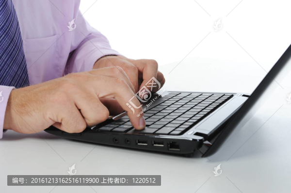 手放在筆記本電腦鍵盤上。
