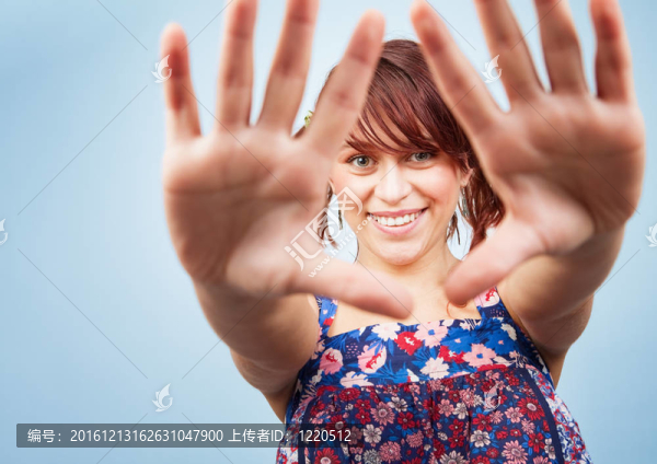 快樂頑皮的女人看通過手