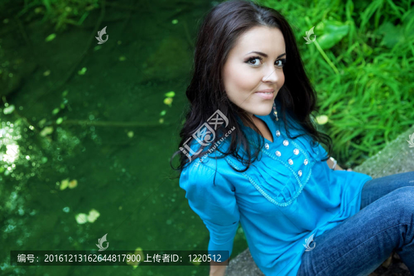一個快樂美麗的年輕女子戶外