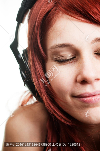 女子聽音樂耳機