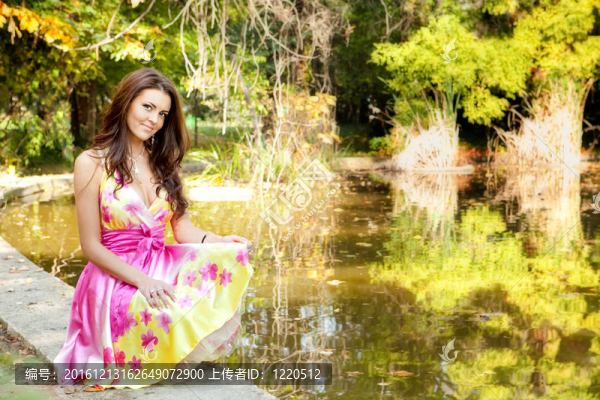 優(yōu)雅的美麗女人與五顏六色的衣服戶外