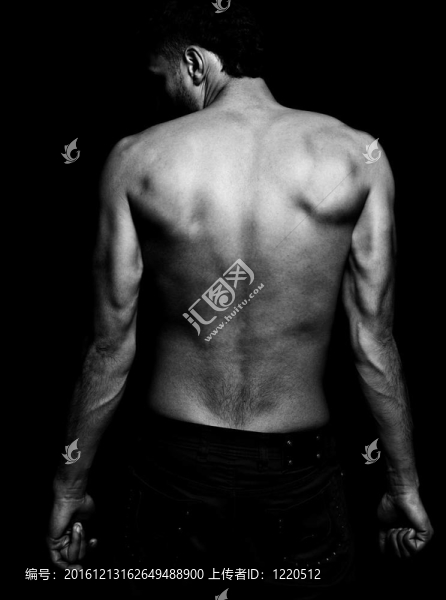 肌肉發(fā)達(dá)的瘦男子
