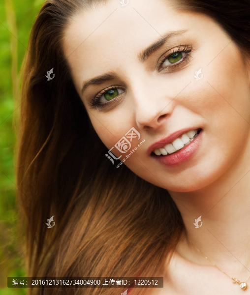 一個快樂可愛女人的畫像