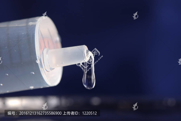 注射器和水滴的宏
