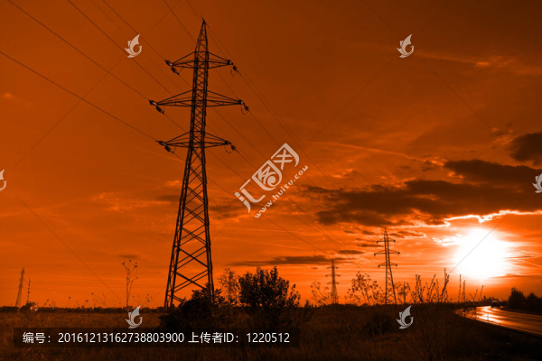 太陽電電線塔在日落