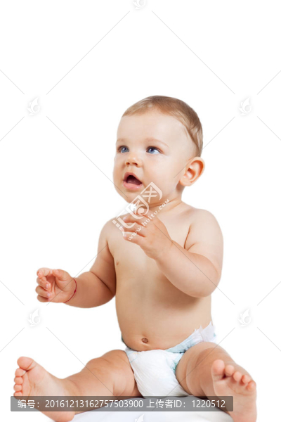 可愛的男嬰在尿布上孤立的白色