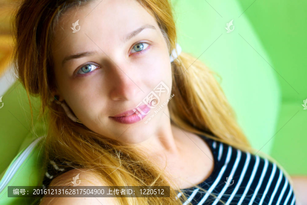 可愛的女人在沙發(fā)上