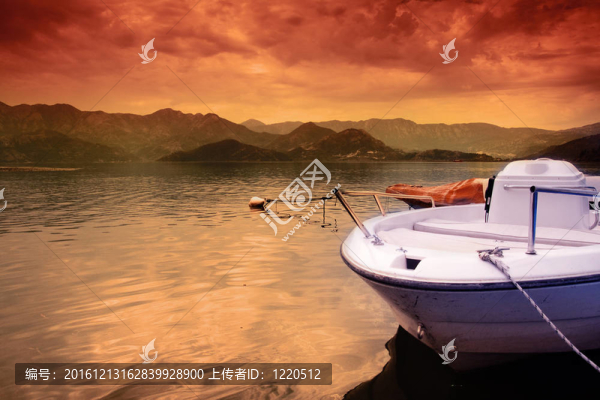 湖面上的船和多彩的日落天空