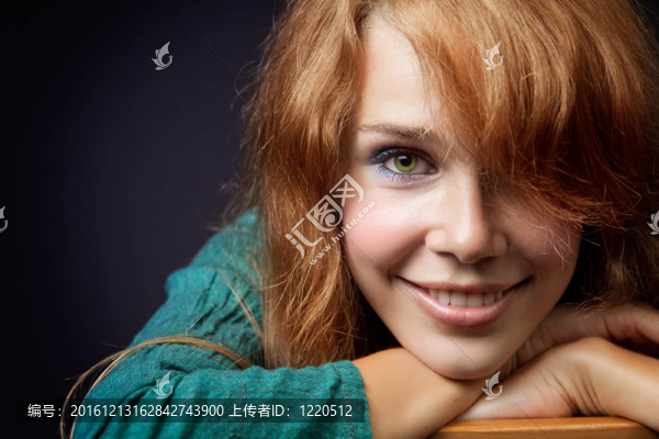 快樂年輕女子自然清新微笑