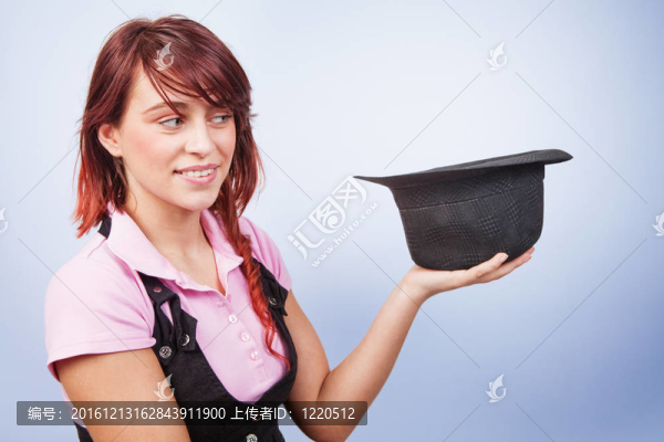 創(chuàng)意魔術(shù)師女子拿著驚喜帽