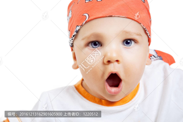 臉上驚奇表情的男嬰尖叫